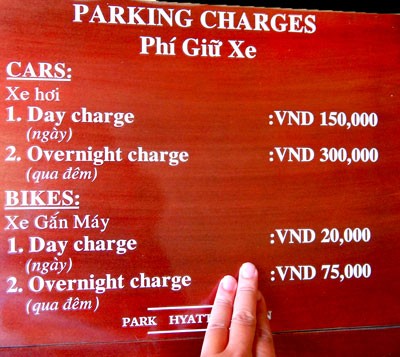 A board displaying parking charges at a parking lot in District 1 (Photo: SGGP)